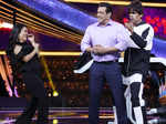 Neha Kakkar and Sunil Grover with Salman Khan