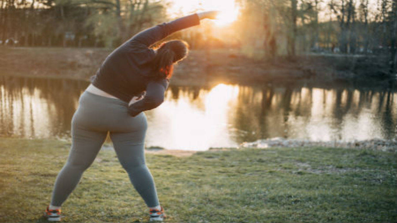 Plus-size yoga instructor challenges stereotypes with flexibility