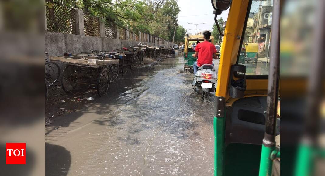 No rain but road waterlogged - Times of India