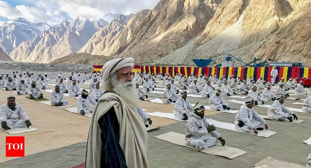 Jaggi Vasudev Armymen Mark Yoga Day With Sadhguru At Siachen India