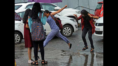 Mumbai suburbs see heavy rain, flight arrivals hit