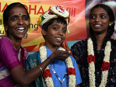 Praggnanandhaa with sister Vaishali and mother