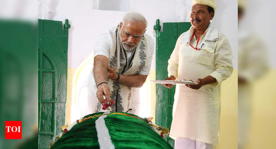PM Narendra Modi offers chadar at Sant Kabir's mazar | India News ...