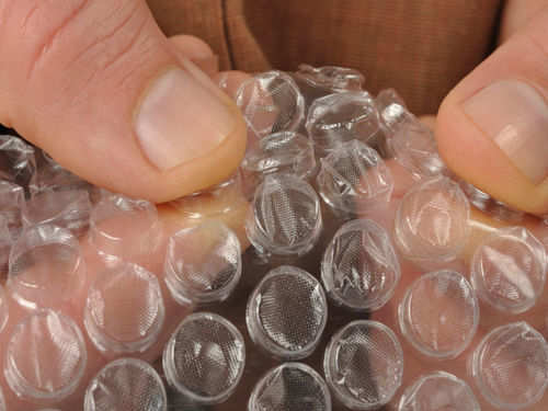 Anerkendelse Ekstrem fattigdom plast Why do people feel so satisfied popping bubble wrap? This is the science  behind it | The Times of India