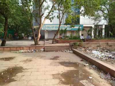 Trash in Mayur Vihar mkt complex
