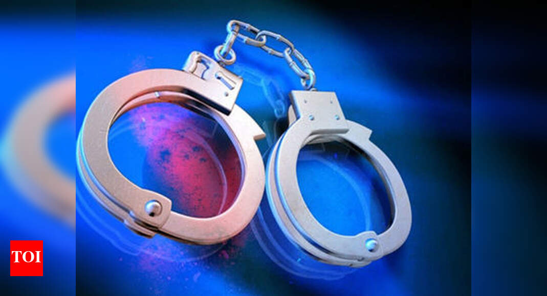 Two Bangladeshi dacoits held after encounter, four escape