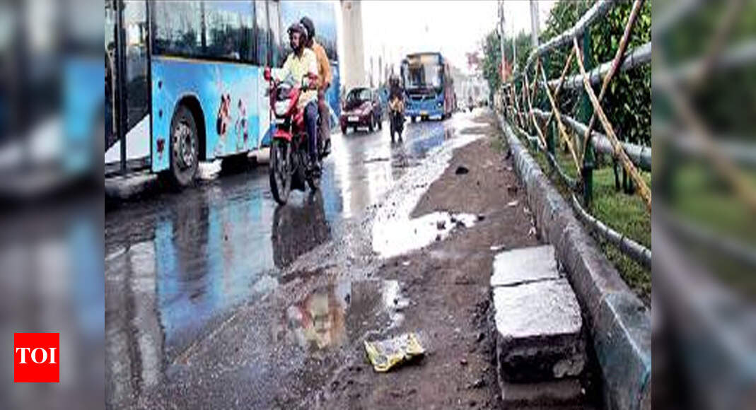 Biker falls in bid to save cyclist, killed | Kolkata News - Times of India