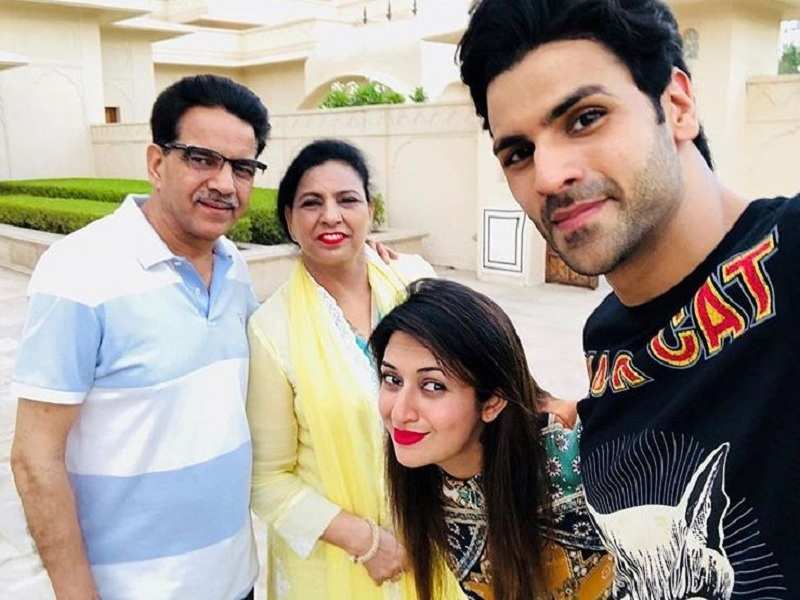 Yeh Hai Mohabbatein S Divyanka Tripathi Spends Time With Husband Vivek Dahiya S Family Times Of India