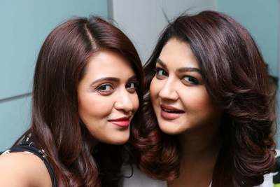 Priyanka shares a beautiful picture with Jaya Ahsan