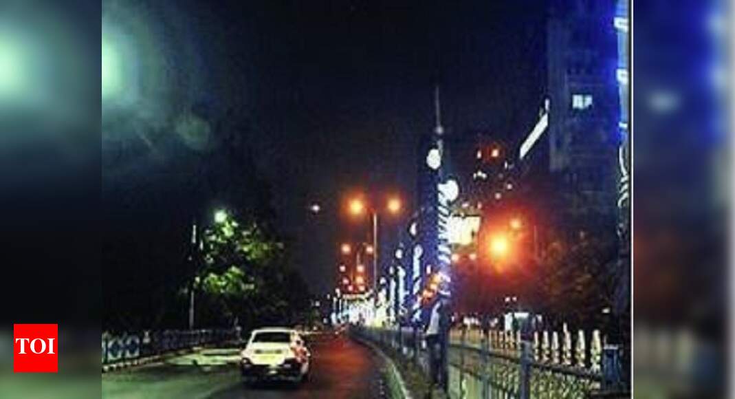 Biker killed in crash on Chowringhee | Kolkata News - Times of India
