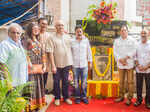 Alka Yagnik, Abhijeet Bhattacharya, Anand Chitragupta, Lalit Pandit and Sameer 