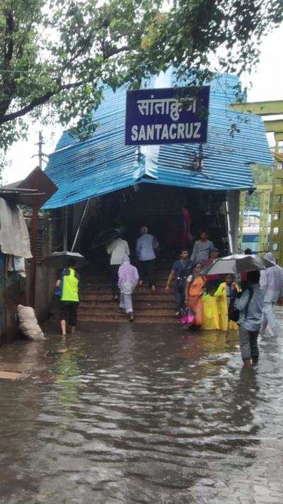 FREE WATER SERVICE AT SANTACRUZ STATION EAST Times of India