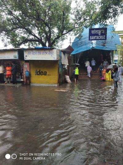 FREE WATER SERVICE AT SANTACRUZ STATION EAST Times of India