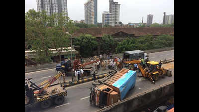 Overturned truck disrupts traffic on Lalbaug flyover in Mumbai