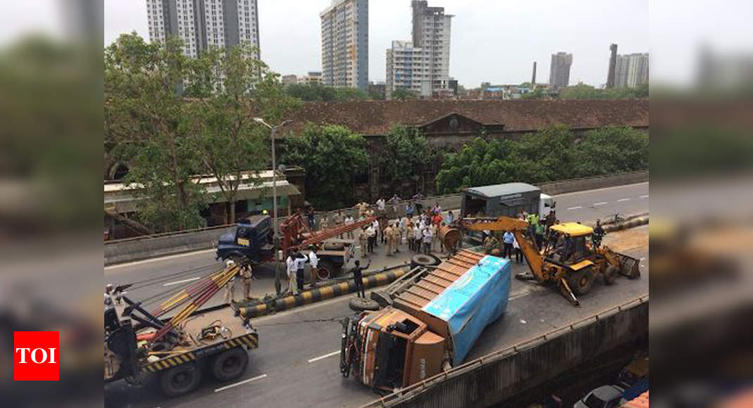 Mumbai Traffic: Overturned truck disrupts traffic on Lalbaug flyover in ...