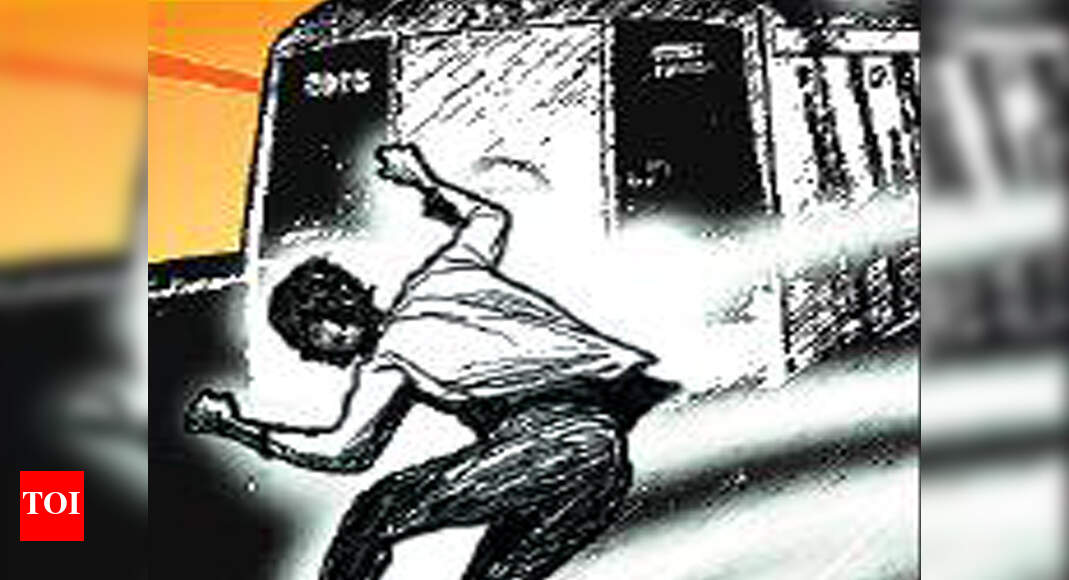 Man Jumps In Front Of Train Man jumps in front of moving train at JLN