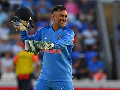 MS Dhoni turns 37, twitter floods with birthday wishes