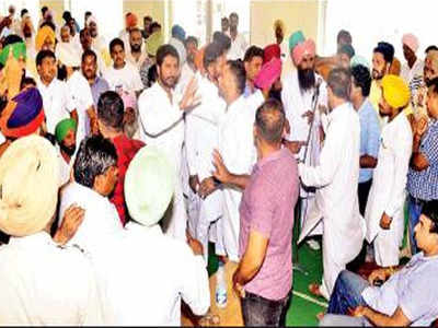 Congress leaders clash before Jakhar at Budhlada meeting; turban tossed