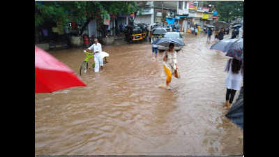 Heavy rains in Mumbai, adjoining areas; traffic hit due to waterlogging