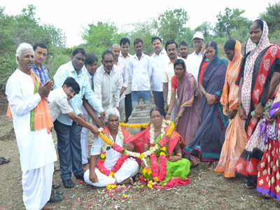 To dispel superstitions, Karnataka couple celebrates marriage anniversary in graveyard