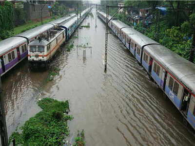 मुंबईत मुसळधार पाउस; पुणे-मुंबई धावणाऱ्या दहा रेल्वे रद्द