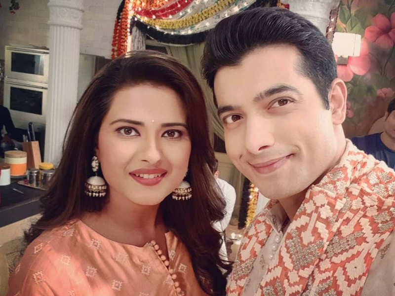 Ssharad Malhotra Kratika Sengar Bid Adieu To Kasam Tere Pyaar Ki Share Pictures From Last Day On Sets Times Of India Kasam tere pyar is an indian drama serial which is aired on the indian channel in pakistan filmazia. kasam tere pyaar ki