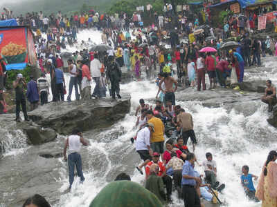 Leash on weekend rush to Lonavla, Bhushi dam | Pune News - Times of India
