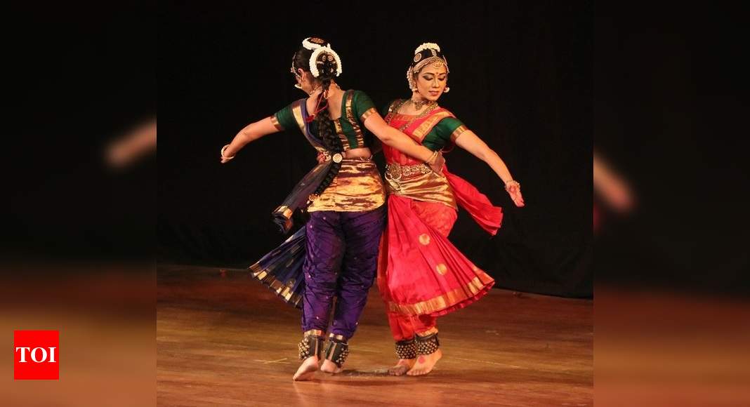 Woman performing Bharatanatyam dance Stock Photo - Alamy