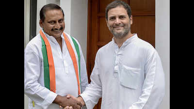 Kiran Kumar Reddy re-joins Congress in RaGa's presence