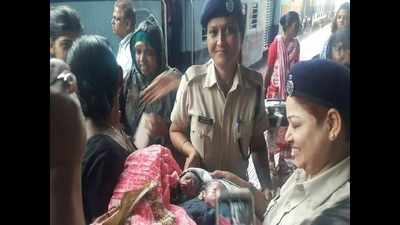 Woman delivers twins in train at Kalyan station
