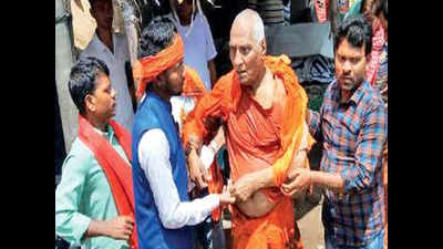 Saffron brigade thrashes Agnivesh over tribal event