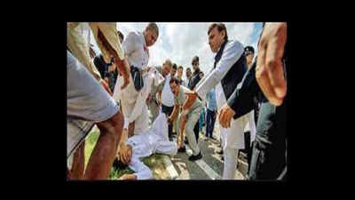 Akhilesh Yadav helps road accident victims on Agra-Lucknow e-way
