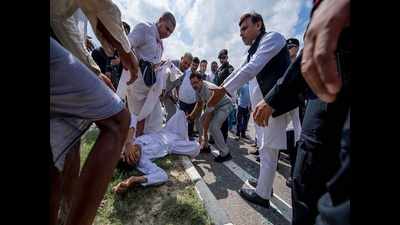Akhilesh Yadav helps road accident victims on Agra-Lucknow Expressway (update)