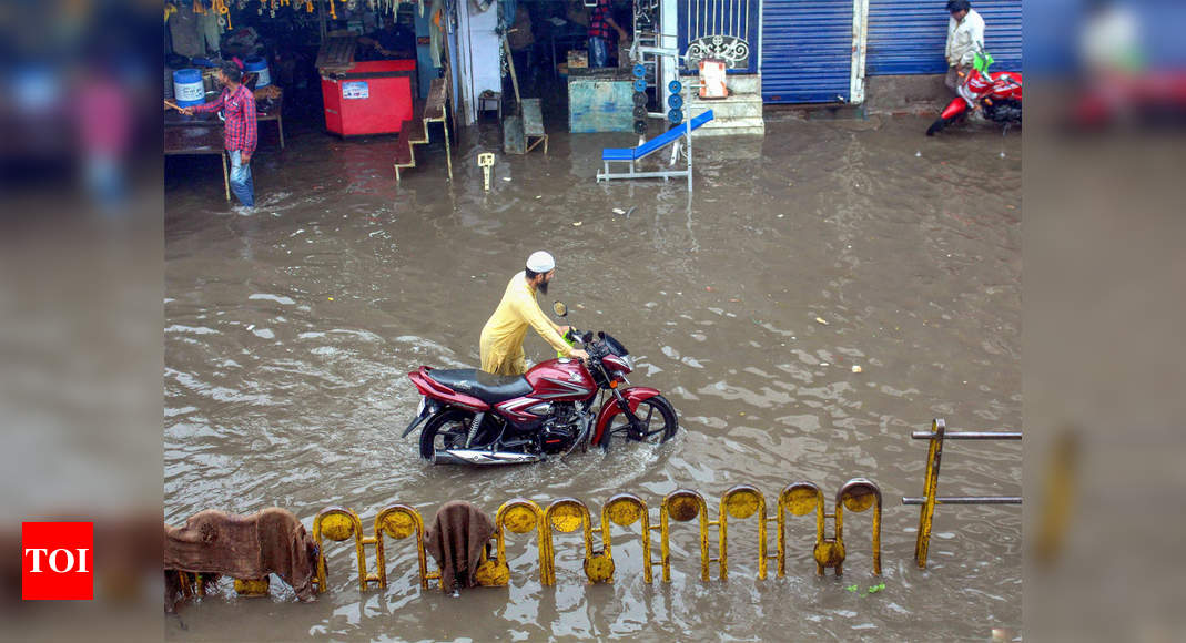 Sharda Vihar in knee-deep water | Bhopal News - Times of India