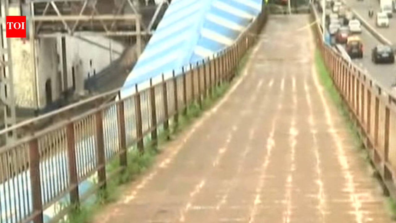 Matunga foot over bridge closed, commuters facing problem