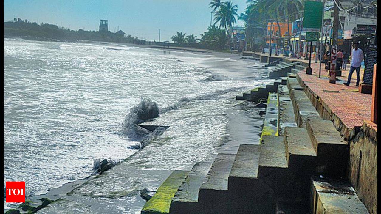 Rough sea and high tides swallow beaches of Kovalam | Thiruvananthapuram  News - Times of India