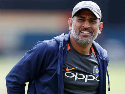 Dhoni took the ball to show it to bowling coach: Shastri