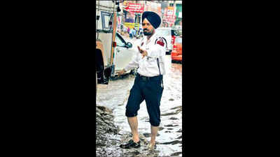 Zirakpur cops brave rain, Gul Panag applauds them