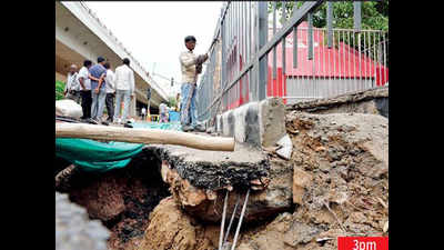 Cave-in alarm at Greater Kailash metro station