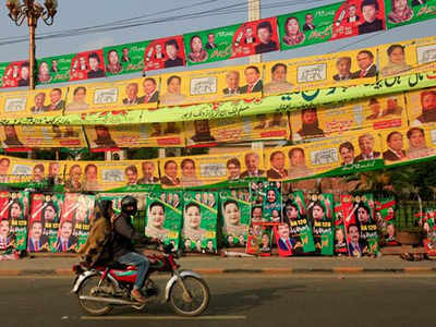 Candidates making last ditch efforts to woo voters as campaign ends tonight in Pakistan