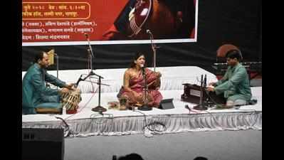 Singers invoke Lord, enchant audience with devotional aura