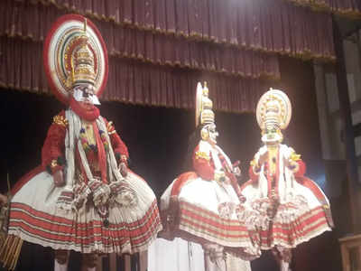 'Karnasapadham' kathakali staged at Kochi