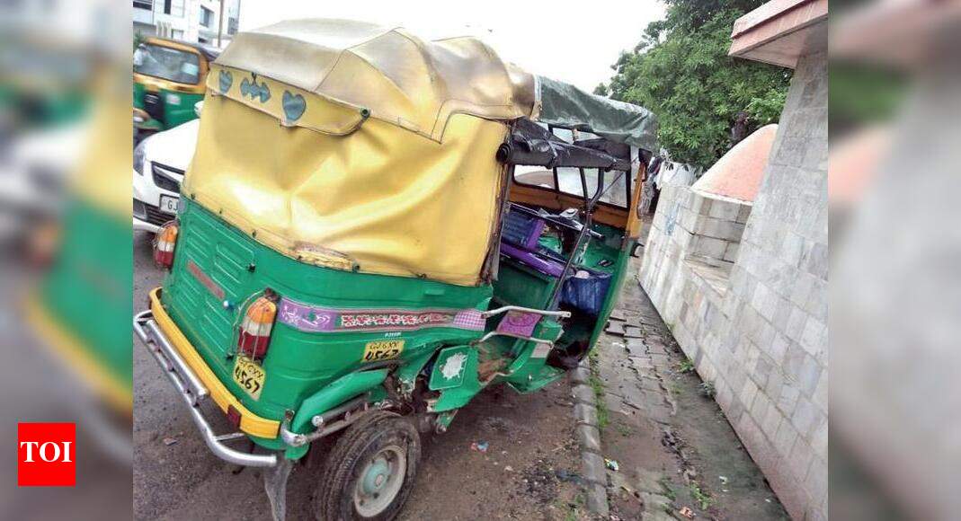 Speeding car crashes into kids’ rickshaw | Vadodara News - Times of India