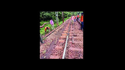 Maoists uproot train tracks, disaster averted