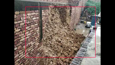 Agra: Fatehpur Sikri's city wall damaged due to heavy rain