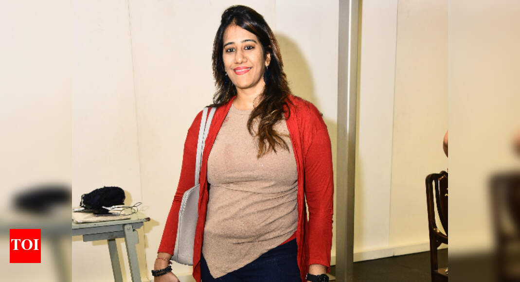 Esha played the perfect host at her exhibition at Amethyst | Events ...