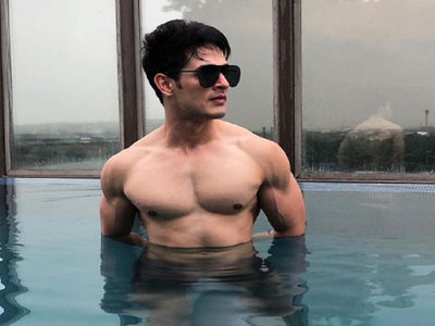 Bigg Boss 11's Priyank Sharma raises heat as he goes shirtless by the poolside