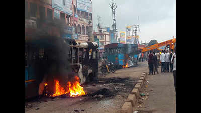 Chakan burns as Maratha stir flares up, 90 vehicles damaged