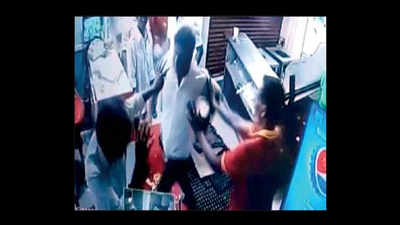Gang of six led by DMK men beat up hotel staff