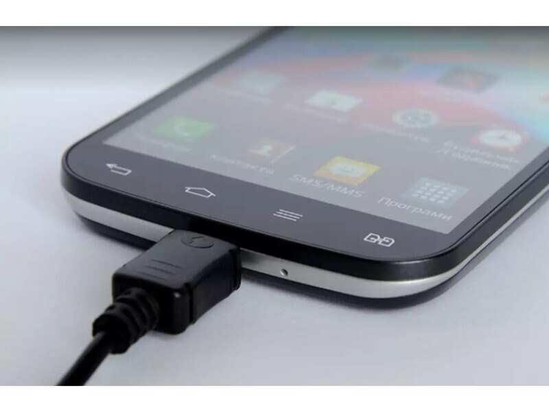 15 things you should avoid doing with your smartphones | Gadgets Now